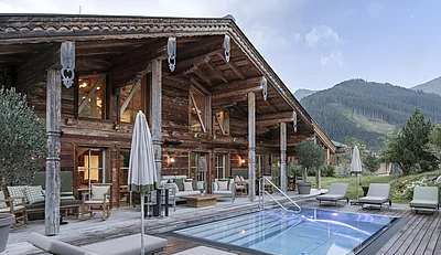 Ansicht Chalet mit Outdoor Pool des Luxuschalets Die Schmiedalm in Saalbach Hinterglemm, Österreich im Sommer