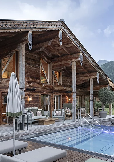 Ansicht Chalet mit Outdoor Pool des Luxuschalets Die Schmiedalm in Saalbach Hinterglemm, Österreich im Sommer