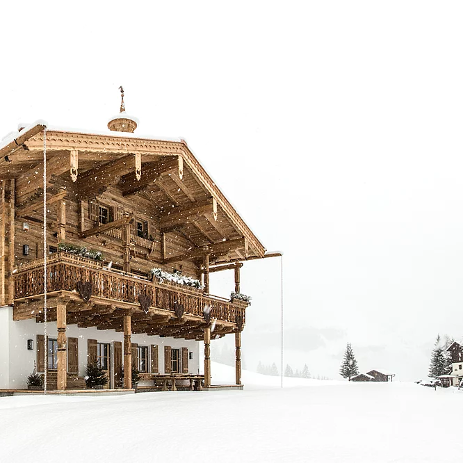 Premium-Alleinlage mit Bergkulisse auf 1.300 m Winterliche Außenansicht der luxuriösen Schmiedalm - dem Chalet in Saalbach Hinterglemm