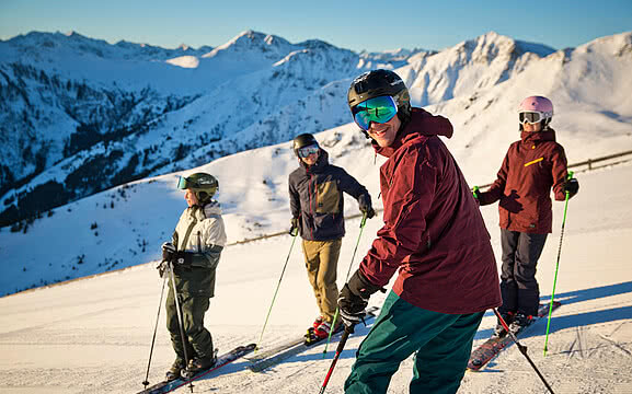 Gruppe beim Skifahren im Skicircus Saalbach Hinterglemm Leogang Fieberbrunn