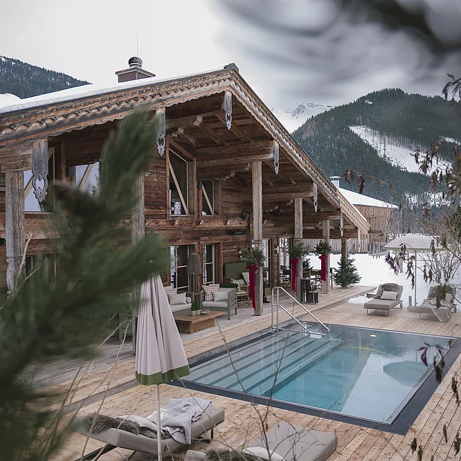 Beheizter Outdoor-Pool & private SPA Chalet mit Pool im Winter in den Bergen