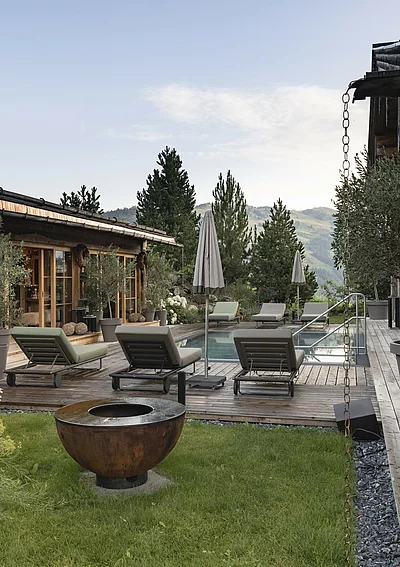Außenansicht des Luxuschalets Die Schmiedalm in Saalbach Hinterglemm, Österreich im Sommer