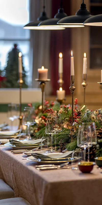 Am Abend Der weihnachtlich gedeckte Esstisch mit edlem Geschirr in der Schmiedalm - dem Chalet in Saalbach Hinterglemm