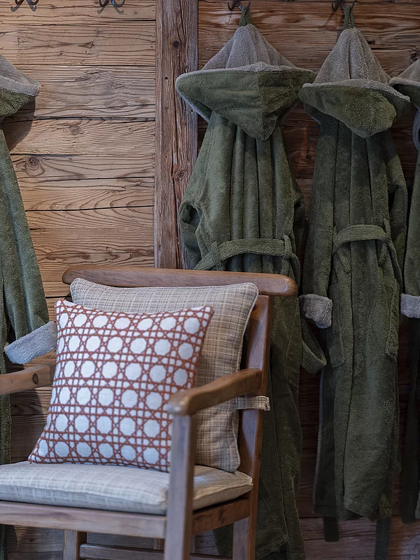 Bademäntel und Sessel im Saunabereichs des Chalet Schmiedalm