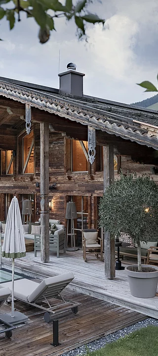 Ansicht Chalet mit Outdoor Pool des Luxuschalets Die Schmiedalm in Saalbach Hinterglemm, Österreich im Sommer