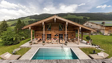 Außenansicht Luxuschalet mit Pool in Österreich im Sommer