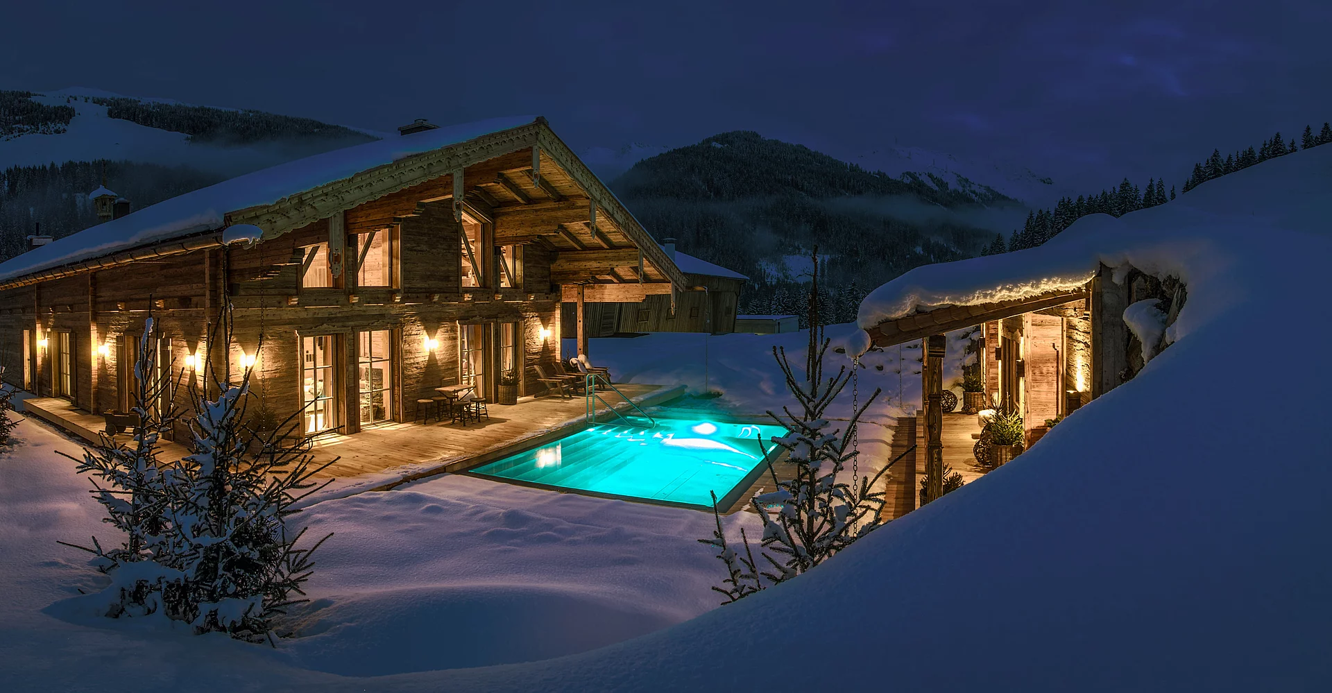 Winterliche Außenansicht der luxuriösen Schmiedalm - dem Chalet in Saalbach Hinterglemm