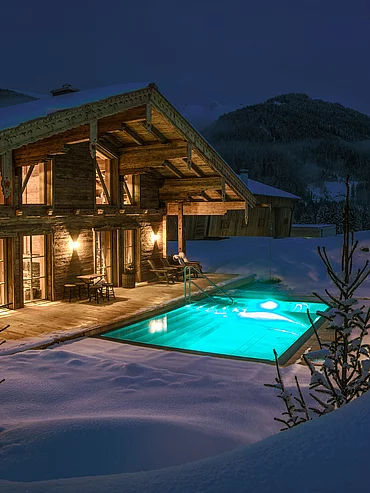 Winterliche Außenansicht der luxuriösen Schmiedalm - dem Chalet in Saalbach Hinterglemm