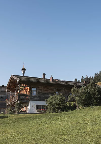 Außenansicht des Luxuschalets Die Schmiedalm in Saalbach Hinterglemm, Österreich im Sommer