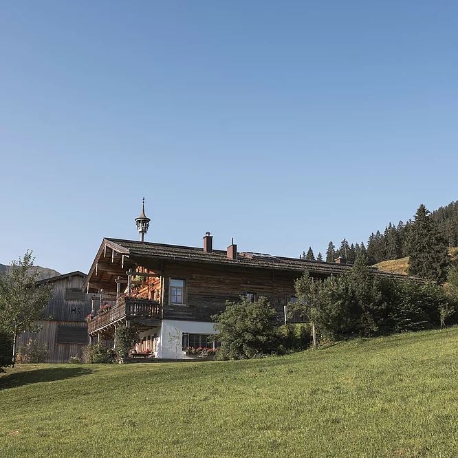 Natur pur & Ruhe Außenansicht des Luxuschalets Die Schmiedalm in Saalbach Hinterglemm, Österreich im Sommer