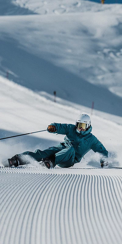 Ein Skifahrer auf einer frisch preperierten Piste