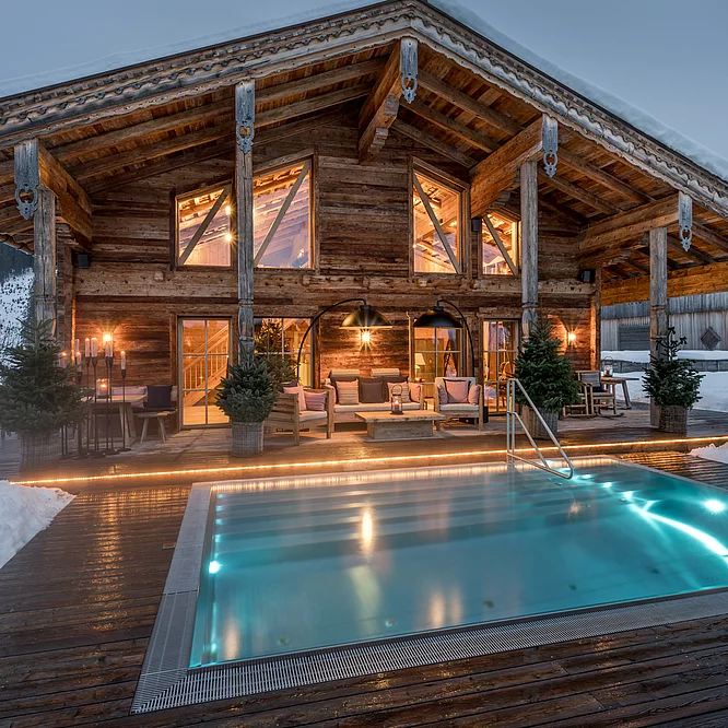 400 m² Freiraum auf 3 Etagen Winterliche Außenansicht der luxuriösen Schmiedalm - dem Chalet in Saalbach Hinterglemm