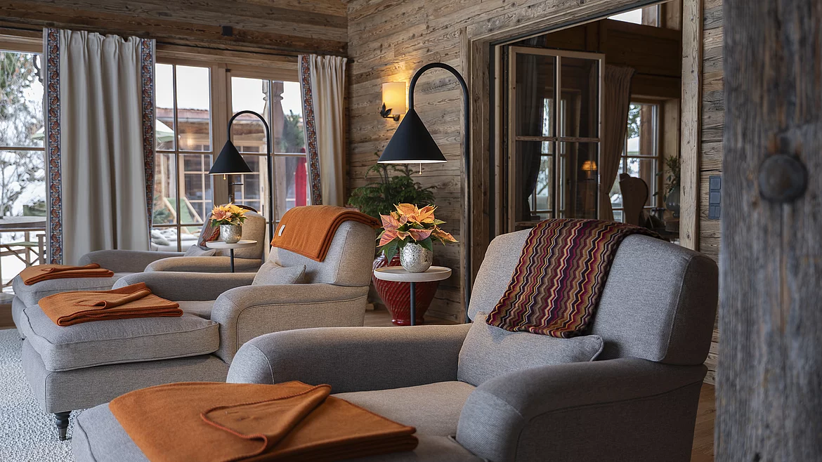 Exklusive Liegen im Wintergarten des Luxus Chalets in Saalbach Hinterglemm die Schmiedalm.