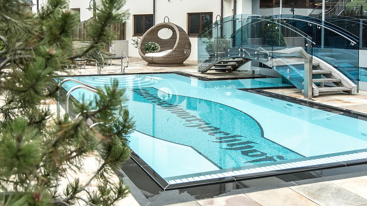Outdoor Pool im Hotel Unterschwarzachhof