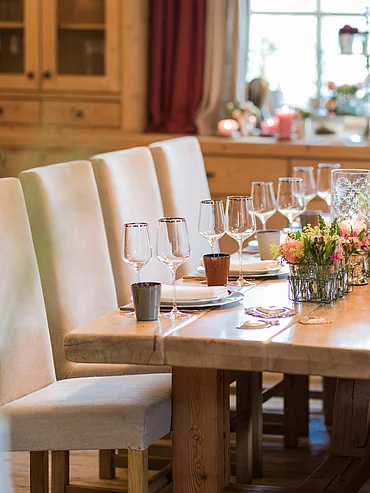Der gedeckte Esstisch mit edlem Geschirr in der Schmiedalm - dem Chalet in Saalbach Hinterglemm