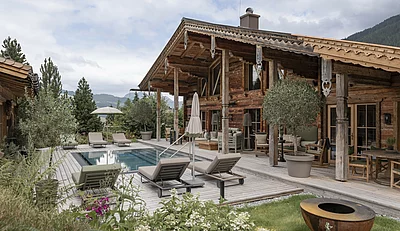 Ansicht Chalet mit Outdoor Pool des Luxuschalets Die Schmiedalm in Saalbach Hinterglemm, Österreich im Sommer