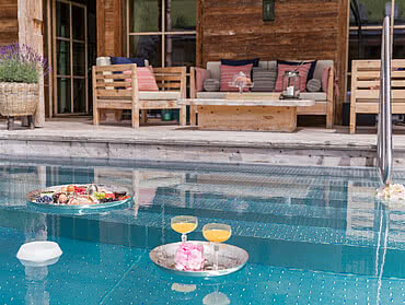 Pool Luxus Chalet in Österreich im Sommer