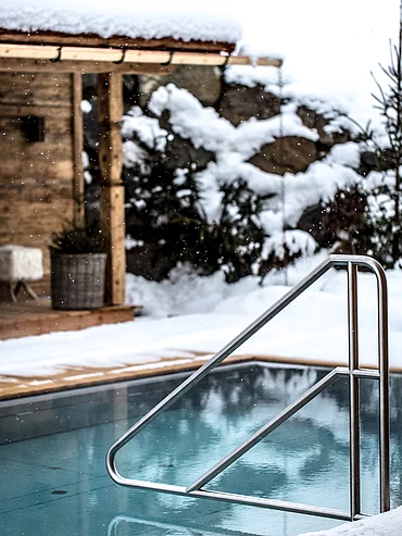 The outdoor pool at the Schmiedalm - the chalet with pool